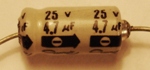 Condensateur électrochimique 4,7 microF sous 25 V maximum (polarisé, ne peut fonctionner en régime alternatif)